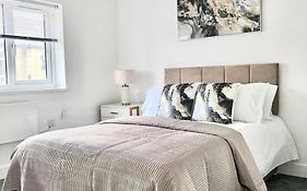 Luxury 2-Bed Apartment Lindley Huddersfield